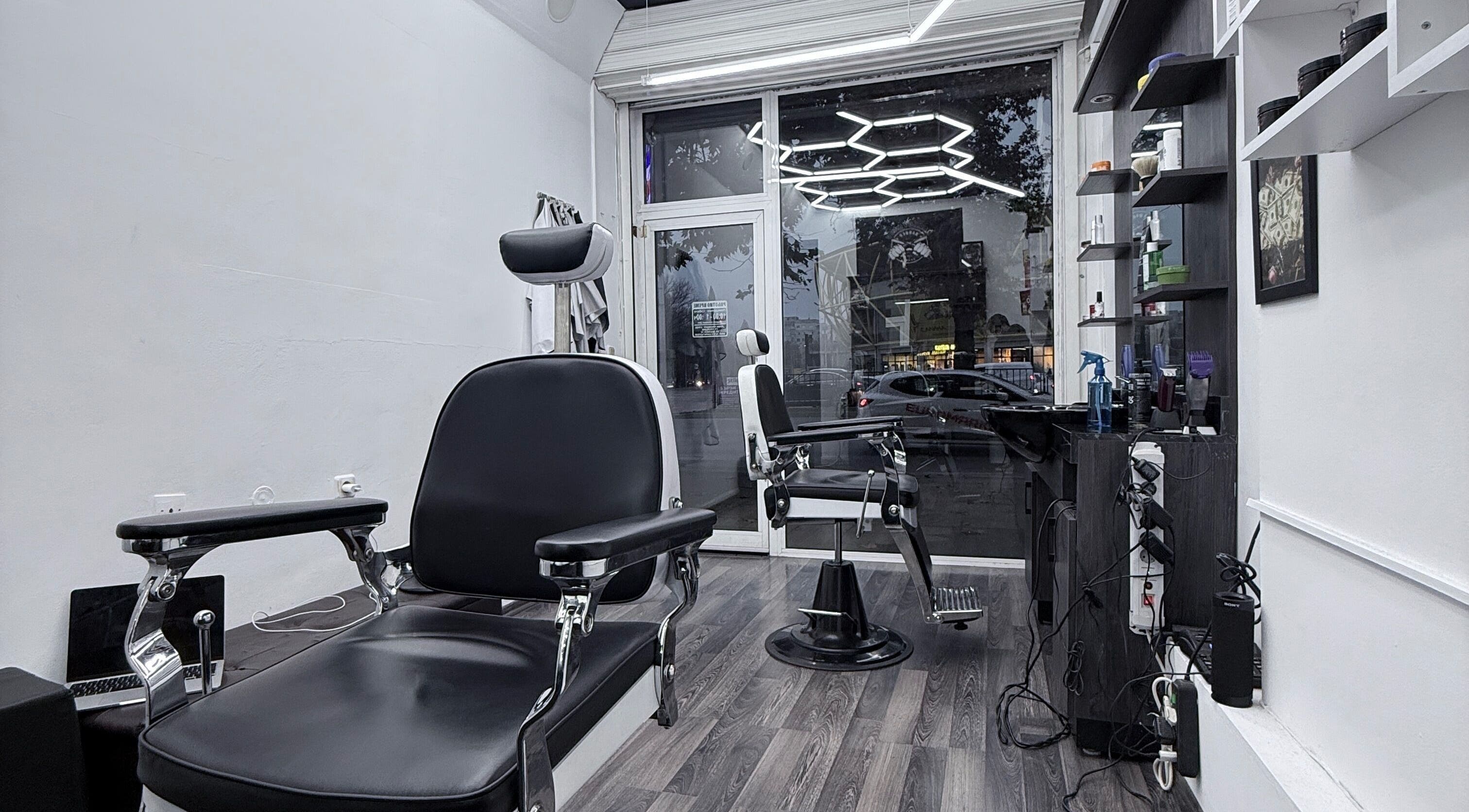 Интериор на Karagyozov Studio Plovdiv, модерна барбър зона в Пловдив, Пловдив, BG.