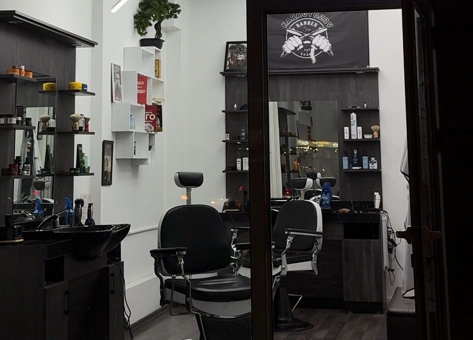 Интериор на Karagyozov Studio Plovdiv в Пловдив, BG с модерна подредба на козметични продукти.