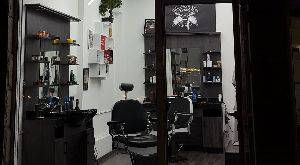 Интериор на Karagyozov Studio Plovdiv в Пловдив, BG с модерна подредба на козметични продукти.