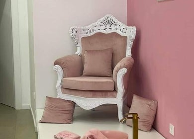 Poltrona rosa vintage a The Beauty Ary, Ottaviano, Campania, IT. Eleganza e comfort per il relax perfetto.