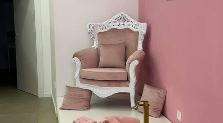 Poltrona rosa vintage a The Beauty Ary, Ottaviano, Campania, IT. Eleganza e comfort per il relax perfetto.