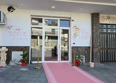 Ingresso di The Beauty Ary, centro estetico a Ottaviano, Campania, IT, con tappeto rosa elegante.
