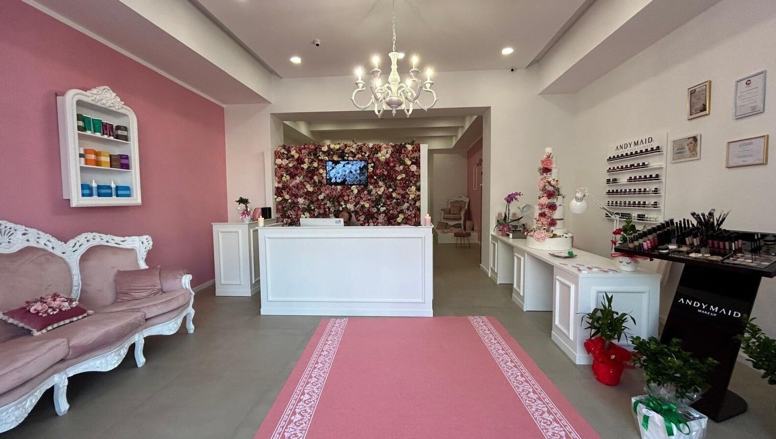 Interno accogliente di The Beauty Ary a Ottaviano, Campania, IT, con arredi rosa e dettagli floreali.