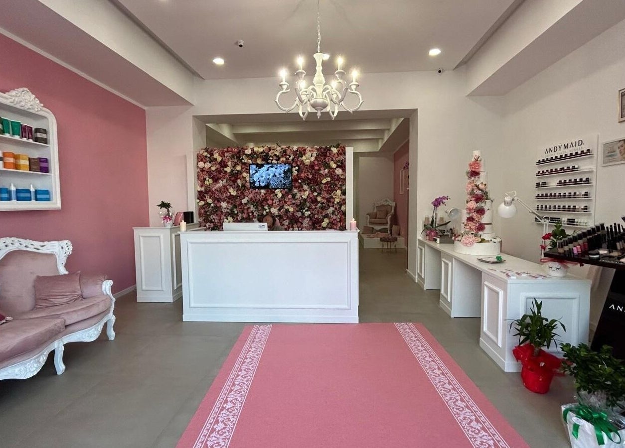 Interno accogliente di The Beauty Ary a Ottaviano, Campania, IT, con arredi rosa e dettagli floreali.