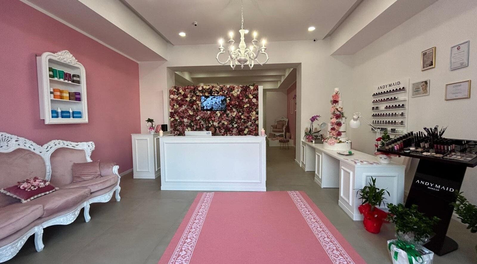 Interno accogliente di The Beauty Ary a Ottaviano, Campania, IT, con arredi rosa e dettagli floreali.