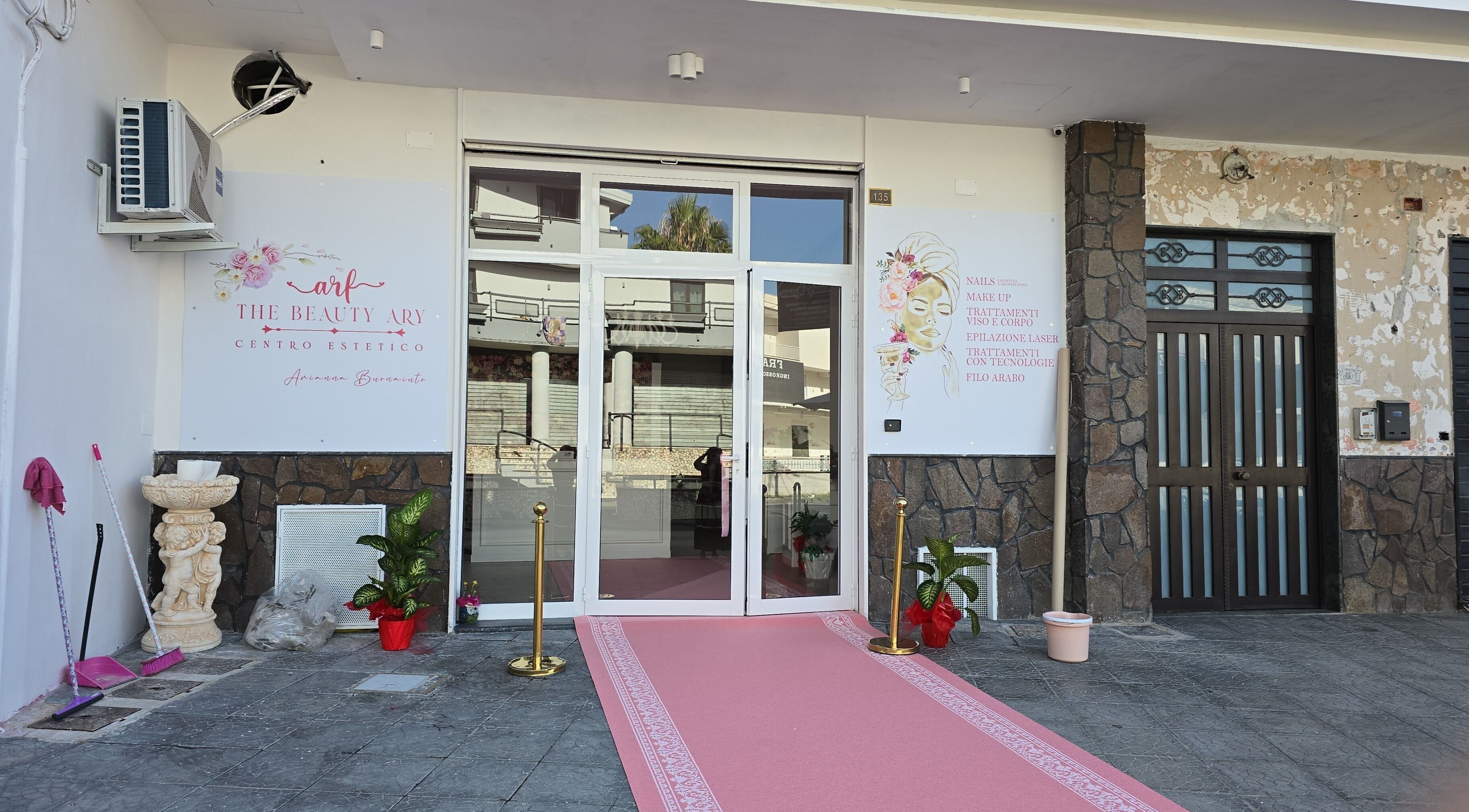 Ingresso principale di The Beauty Ary a Ottaviano, Campania, IT, con elegante tappeto rosa.