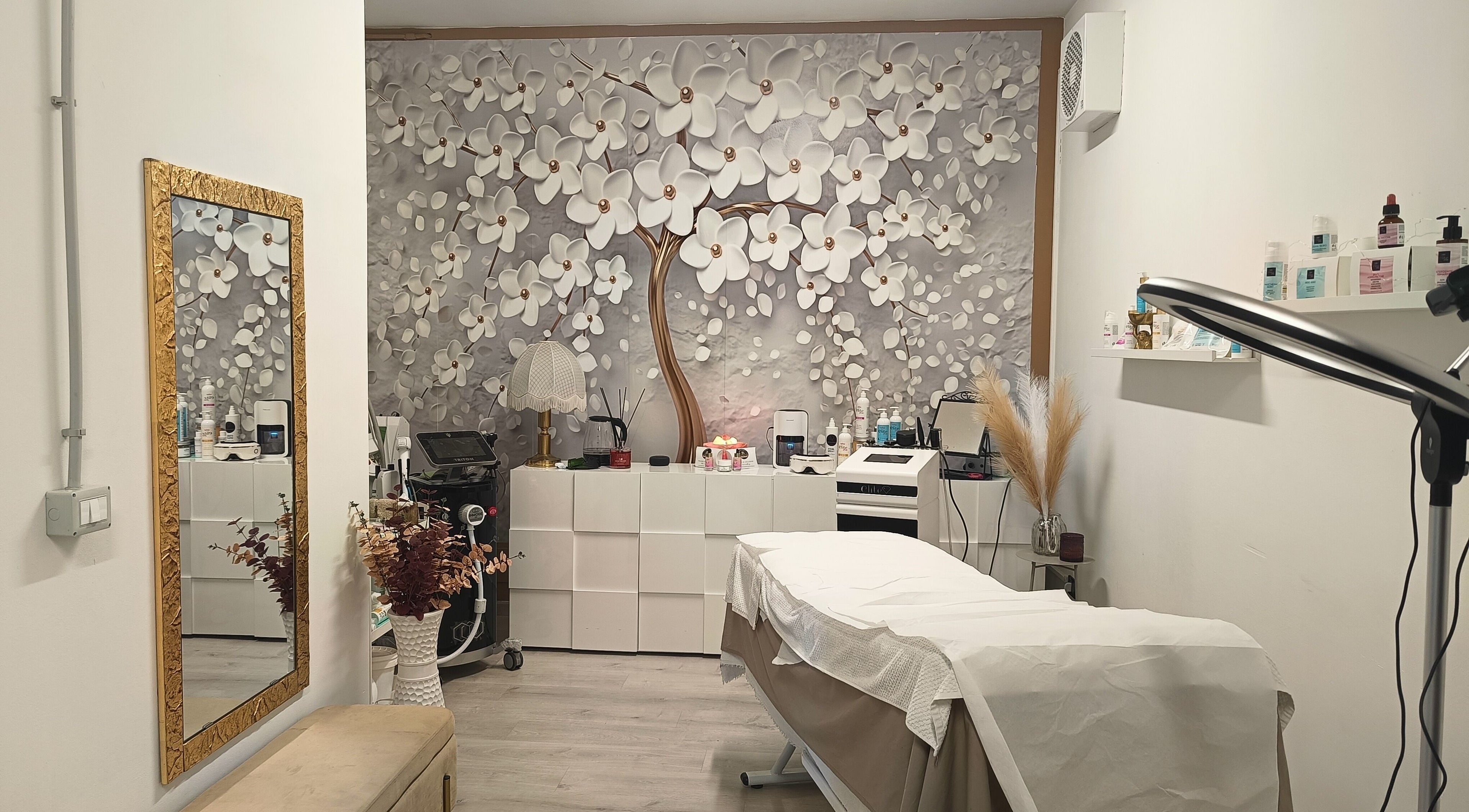 Sala di trattamento a Elite Beauty Studio Centro Dimagrimento, Zona Industriale, Abruzzo, IT, con decorazioni floreali.