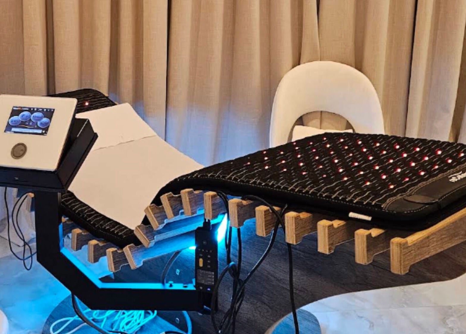 Advanced therapy bed at Aestilab 108 Clinic, Dubai, Dubai, AE. Ideal for wellness treatments.