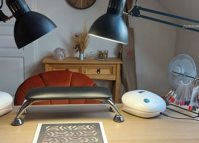 Espace manucure élégant chez Les Nuances de Julie, Ornans, Bourgogne-Franche-Comté, FR.