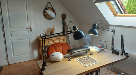 Espace de manucure à Les Nuances de Julie, Ornans, Bourgogne-franche-comté, FR avec équipements modernes.