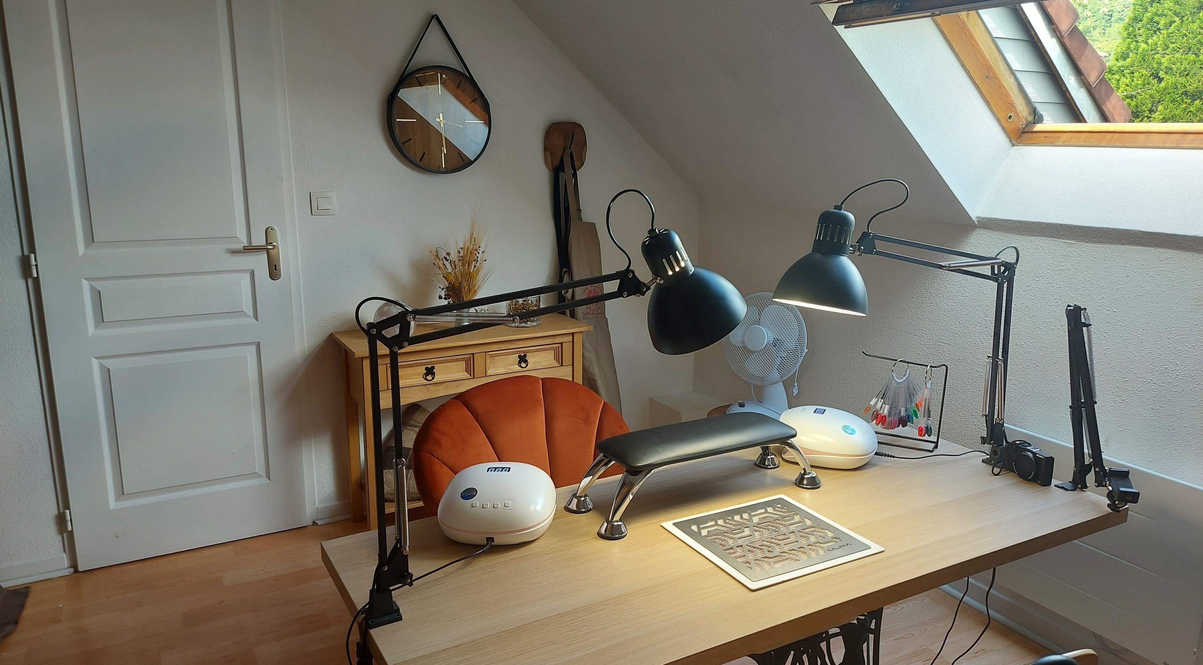 Atelier moderne de beauté chez Les Nuances de Julie à Ornans, Bourgogne-franche-comté, FR.