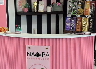 Accogliente reception di Evelyn Lash & Permanent Makeup a Lazio, Lazio, IT, con dettagli rosa e moderni.