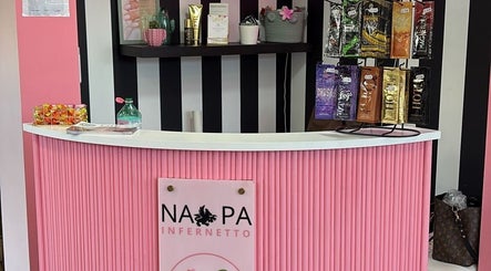 Accogliente reception di Evelyn Lash & Permanent Makeup a Lazio, Lazio, IT, con dettagli rosa e moderni.