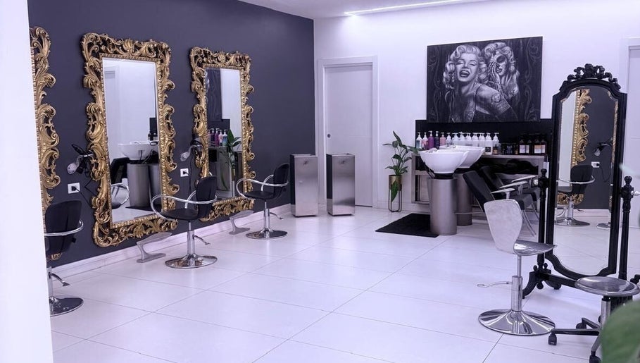 Interno lussuoso di Sublime esthetique prati, specchi dorati a Roma, Lazio, IT.