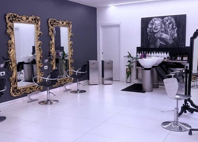 Interno lussuoso di Sublime esthetique prati, specchi dorati a Roma, Lazio, IT.