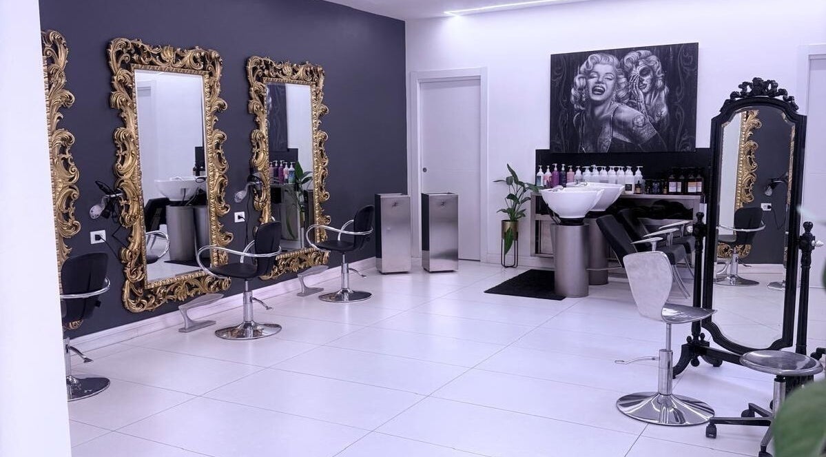 Interno lussuoso di Sublime esthetique prati, specchi dorati a Roma, Lazio, IT.