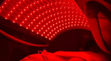 Trattamento LED rosso presso Sublime esthetique prati, Roma, Lazio, IT per il benessere della pelle.