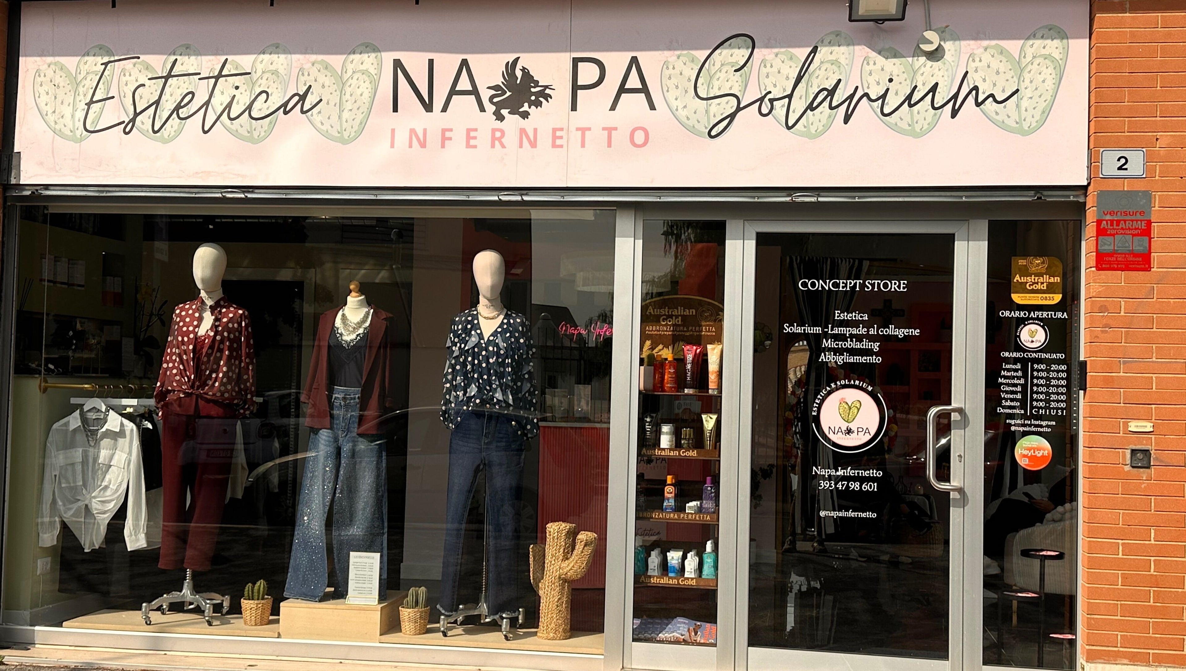 Vetrina di moda presso Sublime esthetique, Lazio, Lazio, IT, con manichini e prodotti di bellezza.