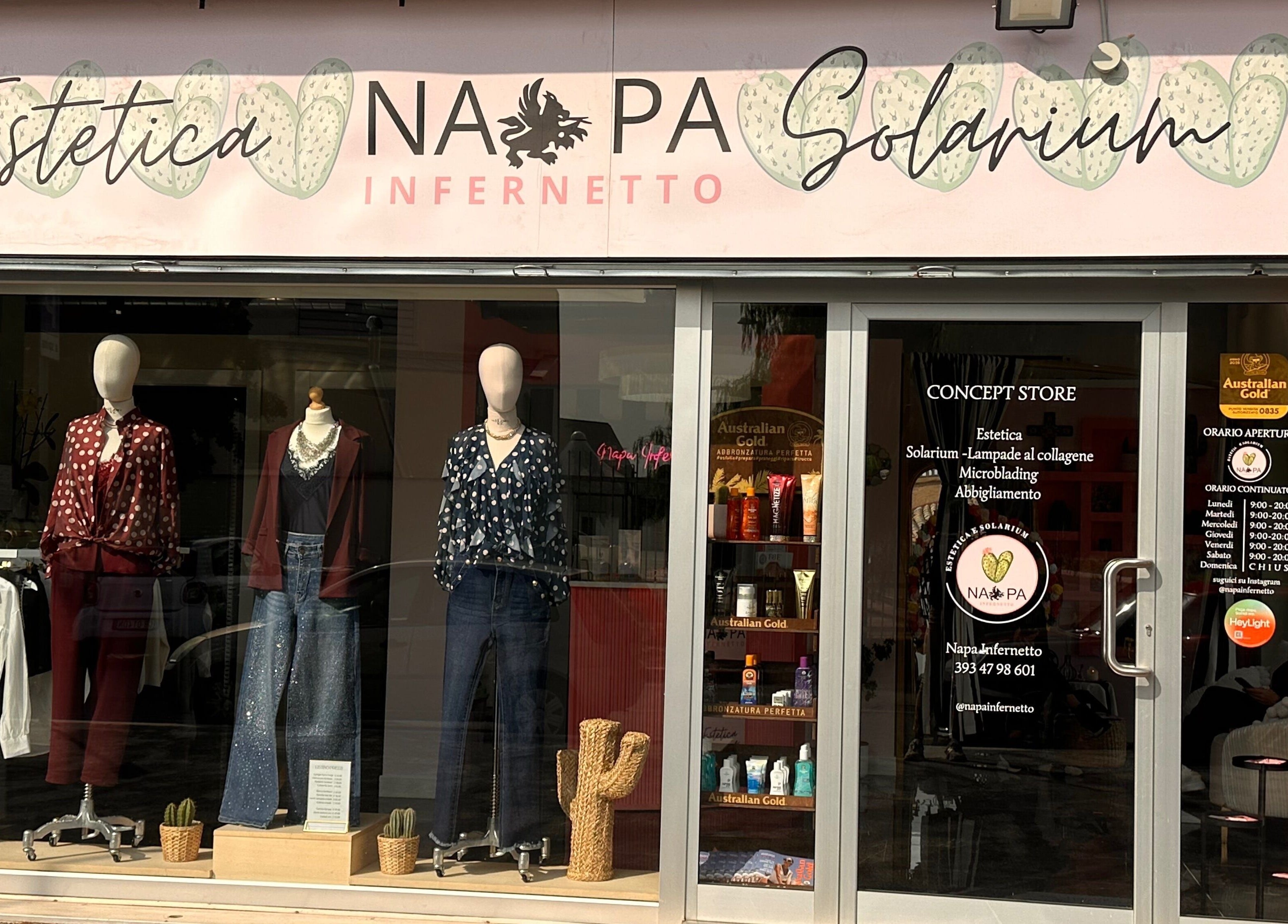 Vetrina di moda presso Sublime esthetique, Lazio, Lazio, IT, con manichini e prodotti di bellezza.