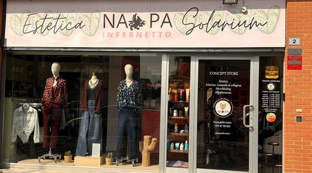 Vetrina di moda presso Sublime esthetique, Lazio, Lazio, IT, con manichini e prodotti di bellezza.