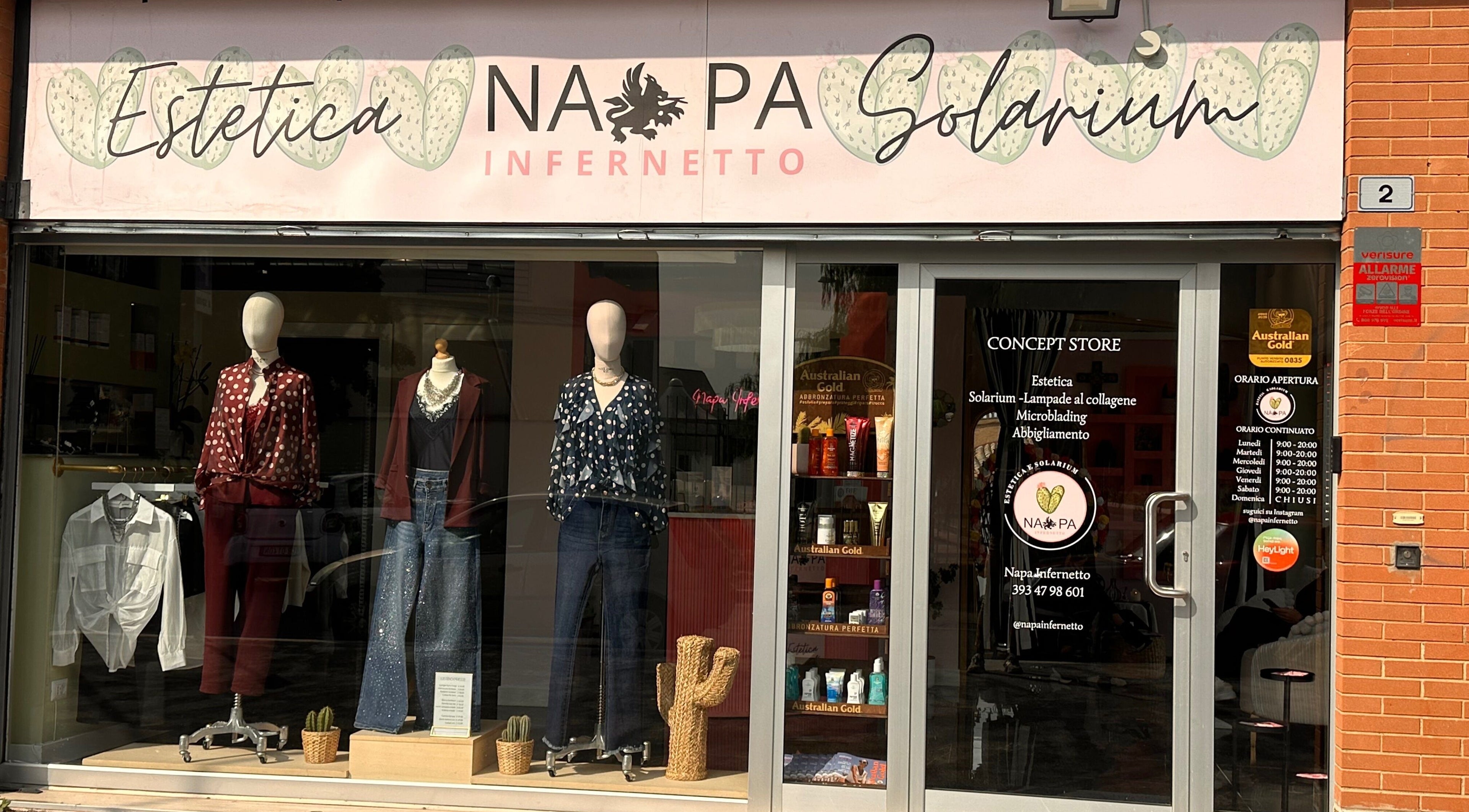 Vetrina di moda presso Sublime esthetique, Lazio, Lazio, IT, con manichini e prodotti di bellezza.