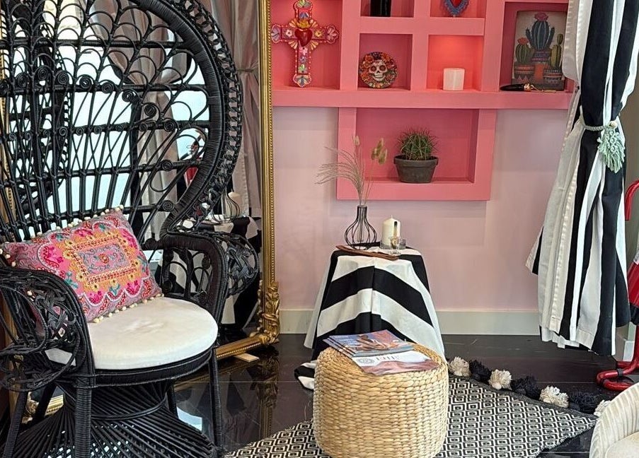 Interno colorato e accogliente di Sublime esthetique, Lazio, Lazio, IT, con sedia e decorazioni vivaci.