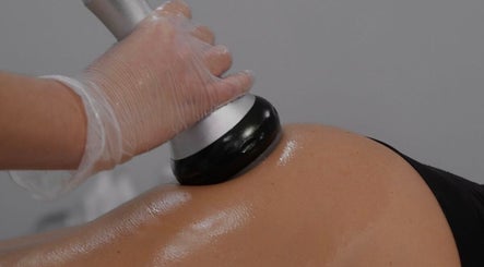Body contouring session at Oh Honey Beauty, Subiaco, Western Australia, AU. Smooth skin and modern equipment.