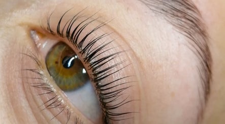 Vuela alto lifting y cejas