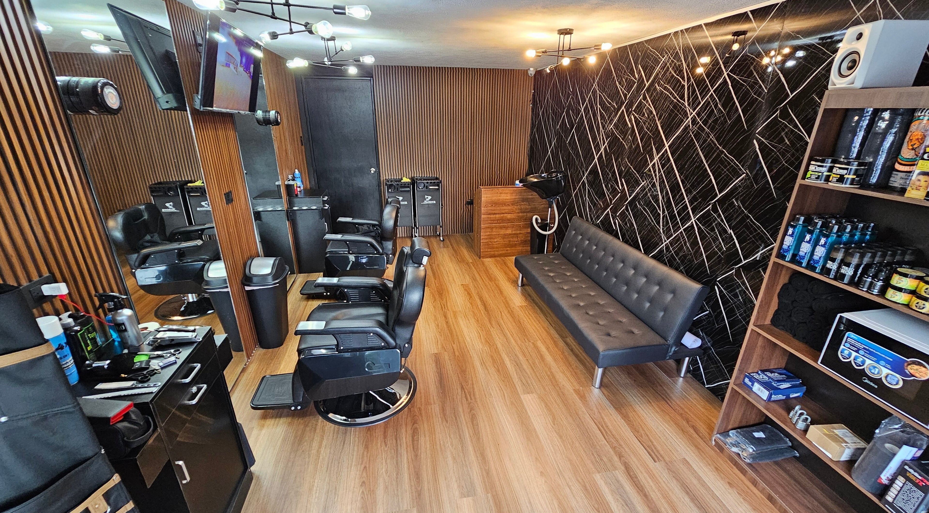 Interior elegante de Sharp Shave Barber Shop en Heroica Puebla De Zaragoza, Puebla, MX, con muebles modernos.