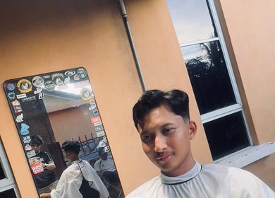 Man with fresh haircut at THE CUT ONE in Klang, Selangor, MY, showcasing stylish grooming.