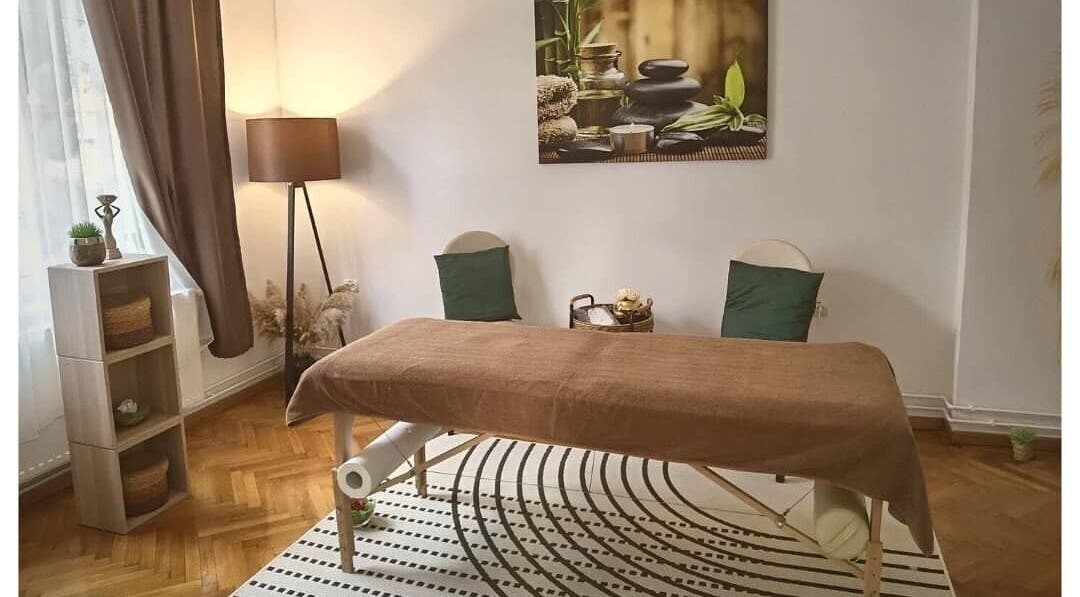 Camera de masaj calmantă la Suradi Beauty, București, București, RO, cu atmosferă liniștită.