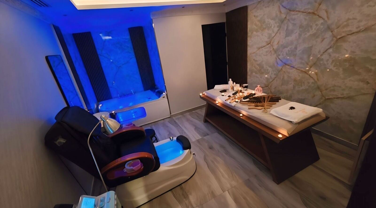 غرفة استرخاء خاصة في فرسان سبا، الرياض، الرياض بروفنس، تقدم تجربة تدليك فاخرة وإضاءة هادئة.