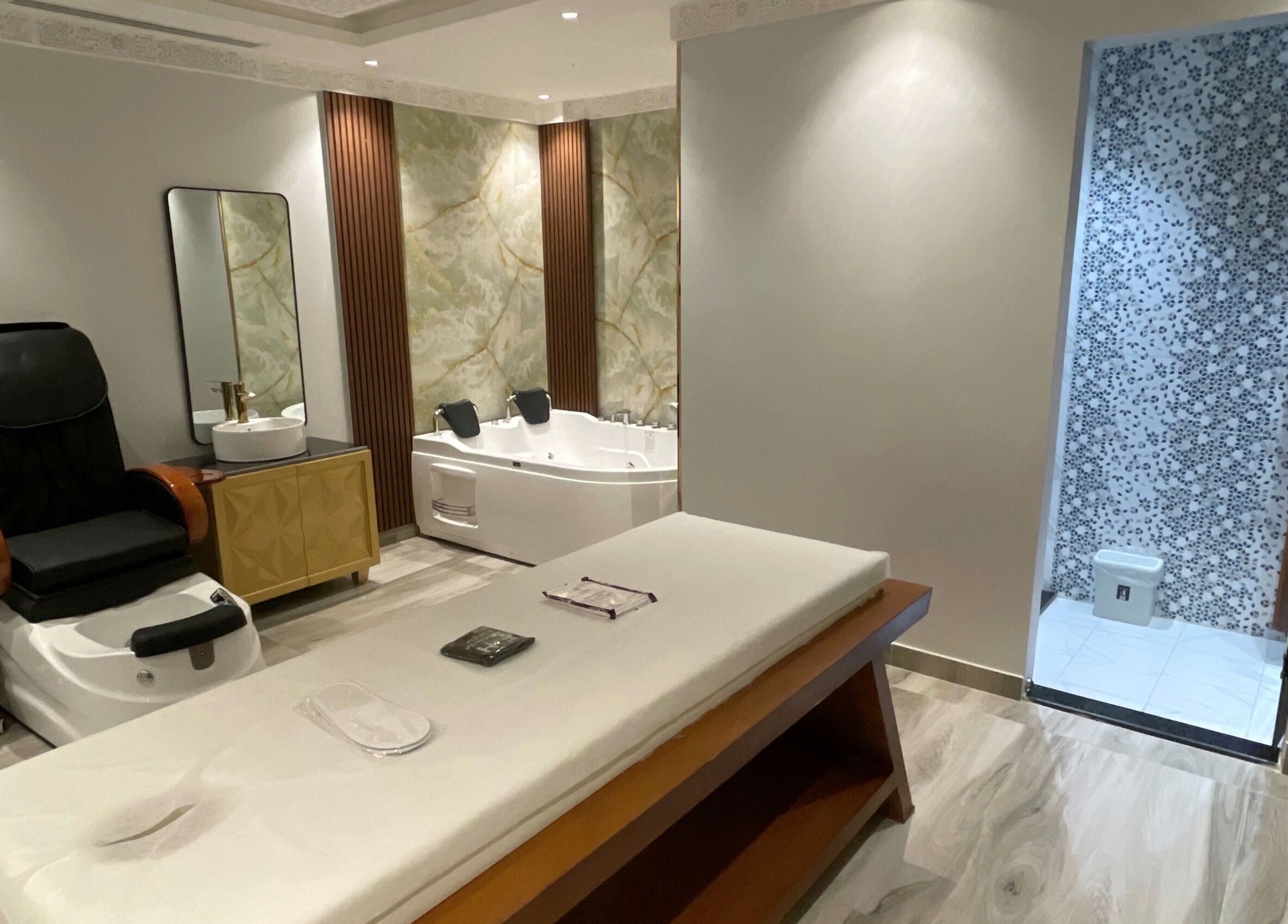 غرفة مع جلسة تدليك وحوض جاكوزي في فرسان سبا - فرسان سبا بالرياض، منطقة الرياض، المملكة العربية السعودية.