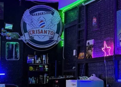 Interior moderno de Barber Studio Crisanto en Villa Nueva, Guatemala, GT, con luces de neón vibrantes.