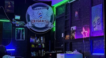 Interior moderno de Barber Studio Crisanto en Villa Nueva, Guatemala, GT, con luces de neón vibrantes.