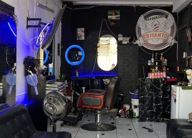 Interior moderno de Barber Studio Crisanto en Villa Nueva, Guatemala, GT con sillas y decoración contemporánea.