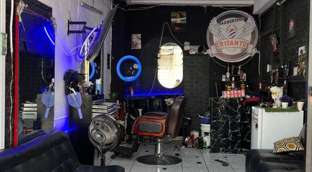 Interior moderno de Barber Studio Crisanto en Villa Nueva, Guatemala, GT con sillas y decoración contemporánea.