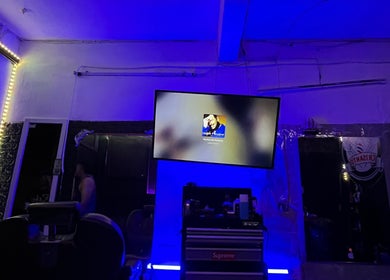 Ambiente moderno con luces LED azules en Barber Studio Crisanto, Villa Nueva, Guatemala, GT.