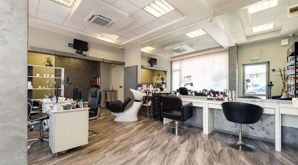 Модерен интериор на Салон за красота SN Beauty в София, Област София, BG с професионално оборудване.