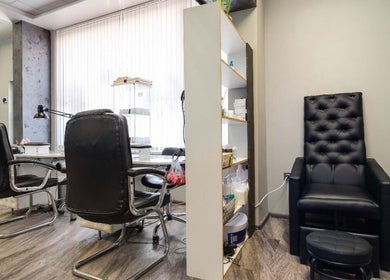 Интериор на Салон за красота SN Beauty в София, Област София, BG с удобни фризьорски столове.