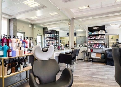 Интериор на Салон за красота SN Beauty, София, Област София, BG с модерни седалки и продукти.