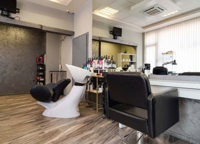 Интериор на Салон за красота SN Beauty в София, Област София, BG, показващ модерни фризьорски столове.