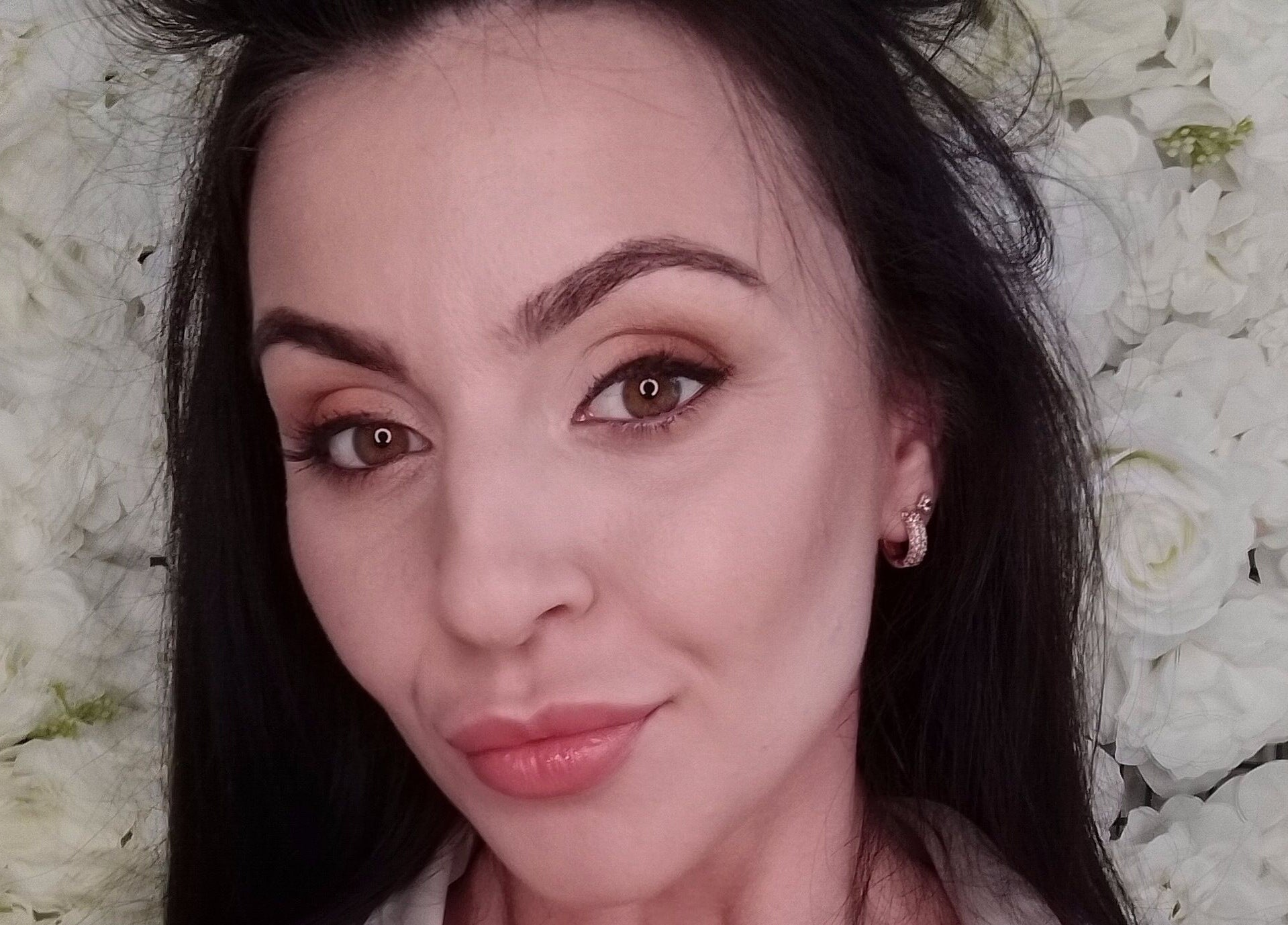 Close-up of a makeup look at Jamie Elle Hair & Makeup (Mobile) in Southport, Queensland, AU with white floral backdrop.