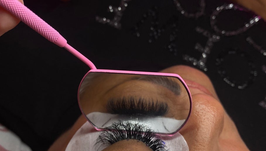 Extensiones de pestañas perfectamente aplicadas en Lashes by Sarahí Cortez, Colima, Colima, MX.