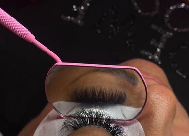 Extensiones de pestañas perfectamente aplicadas en Lashes by Sarahí Cortez, Colima, Colima, MX.