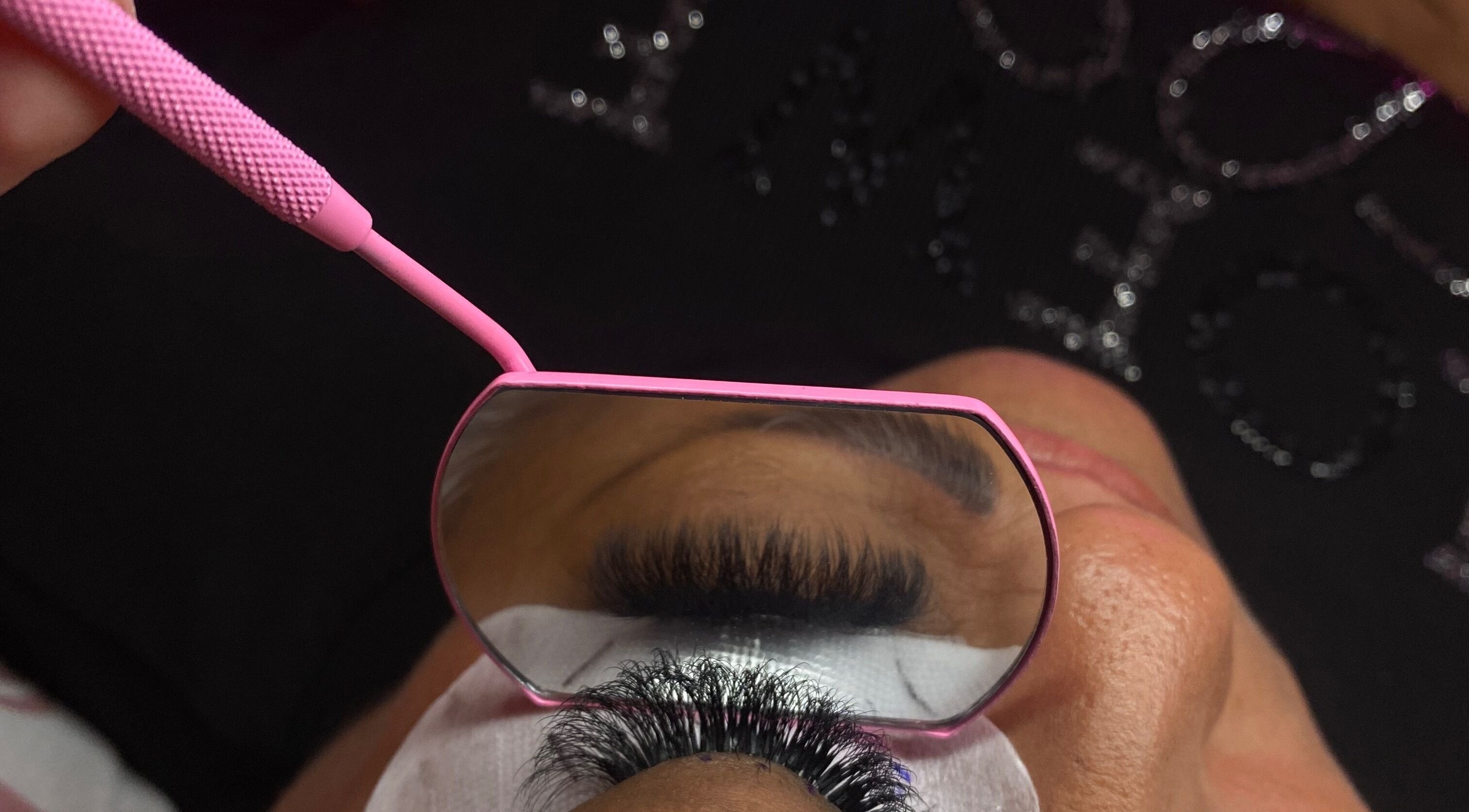 Extensiones de pestañas perfectamente aplicadas en Lashes by Sarahí Cortez, Colima, Colima, MX.