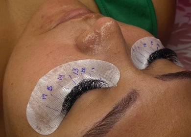 Aplicación de extensiones de pestañas en Lashes by Sarahí Cortez, Colima, Colima, MX.
