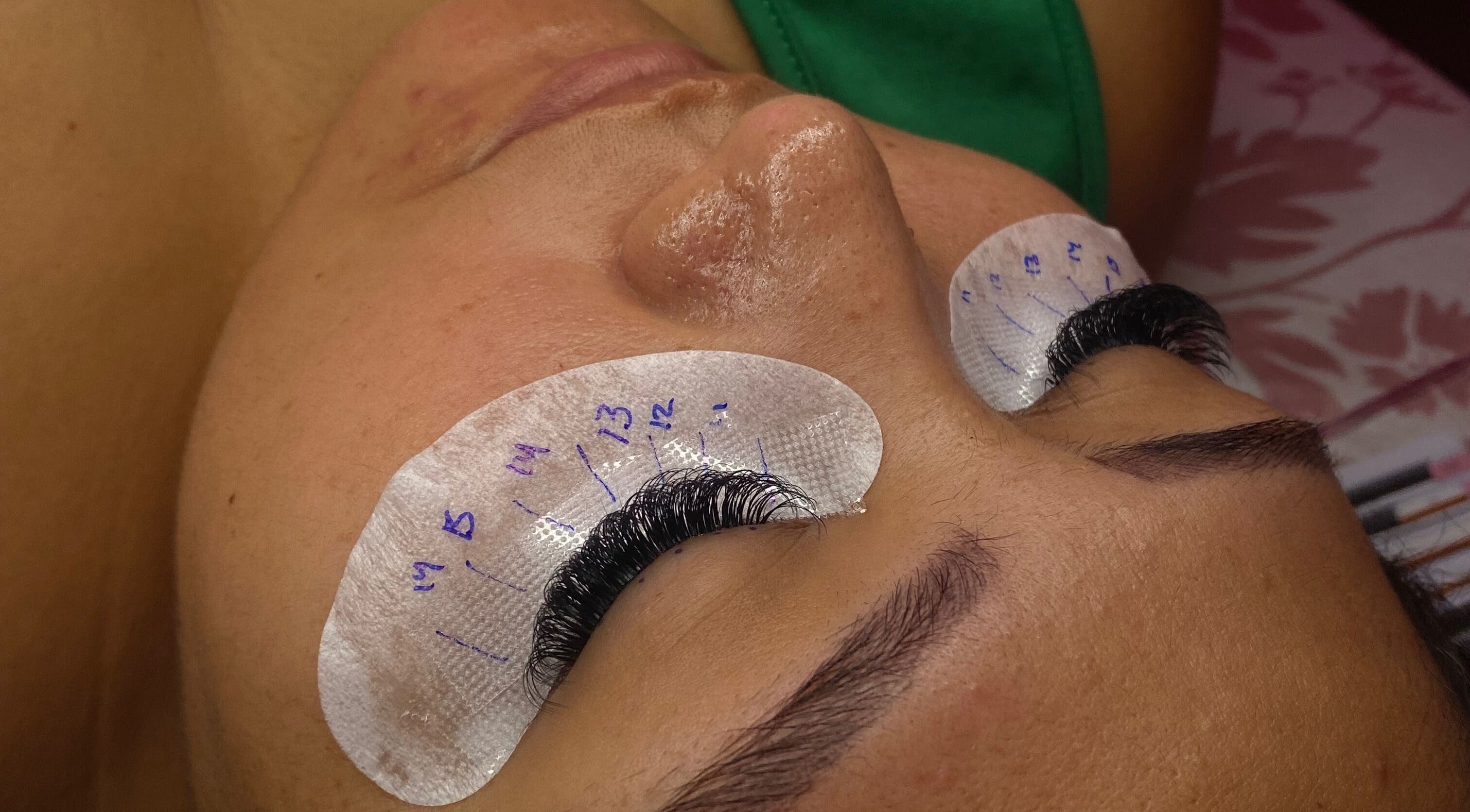 Aplicación de extensiones de pestañas en Lashes by Sarahí Cortez, Colima, Colima, MX.