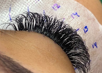 Extensiones de pestañas aplicadas en Lashes by Sarahí Cortez, Colima, Colima, MX, mostrando detalle y precisión.