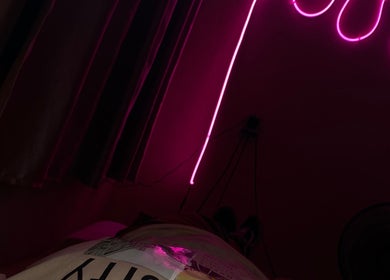 Sala de tratamiento con luces rosas en Lashes by Sarahí Cortez, Colima, Colima, MX.
